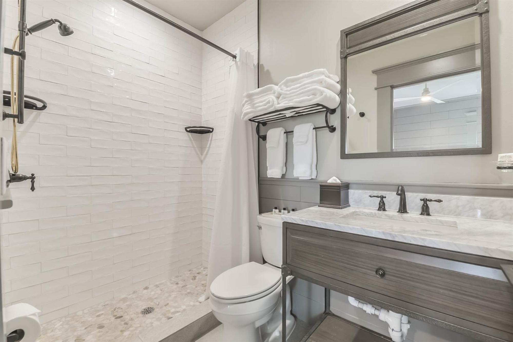 Harborwalk Lodge Hitchcock Екстериор снимка