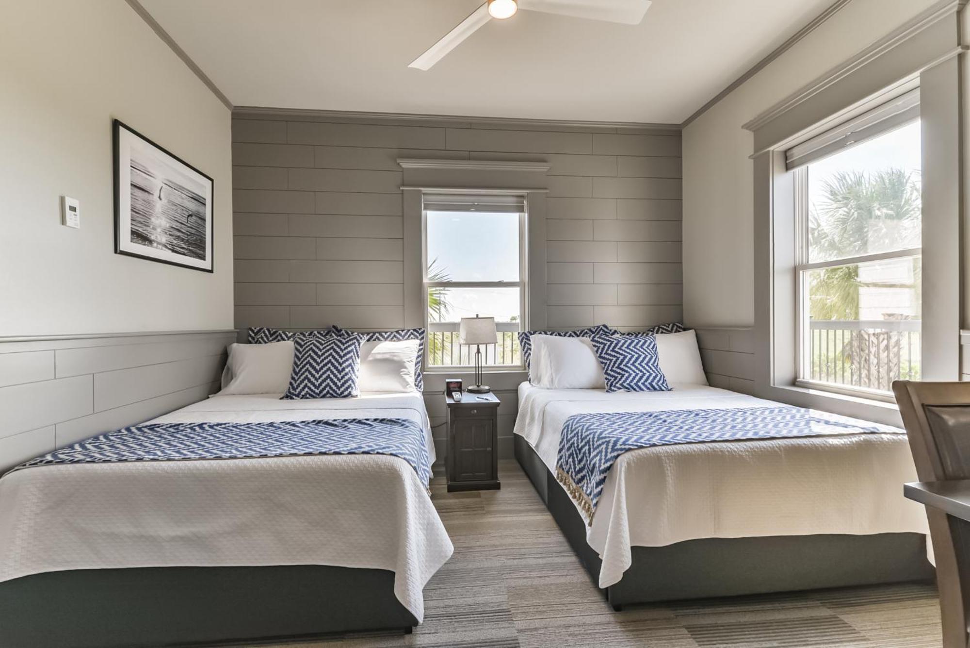 Harborwalk Lodge Hitchcock Екстериор снимка
