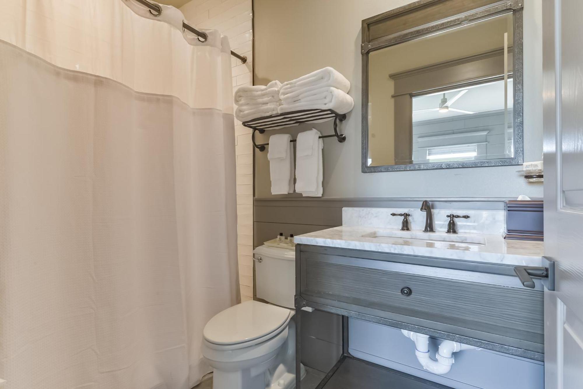 Harborwalk Lodge Hitchcock Екстериор снимка